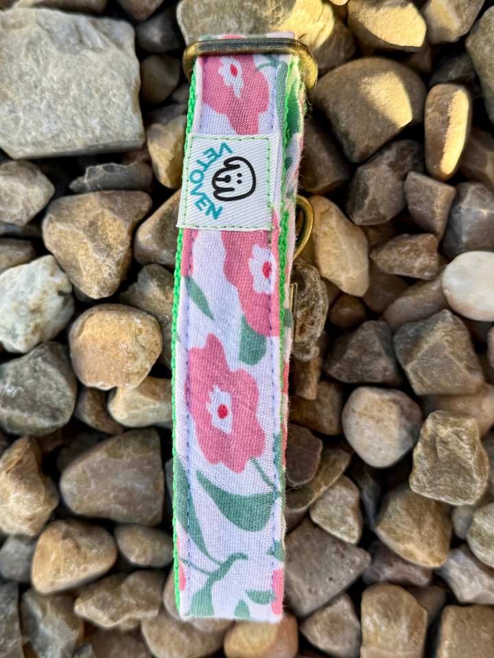 Collar para Perro “Campo de Rosas” – Paseos con Dulzura y Estilo Floral