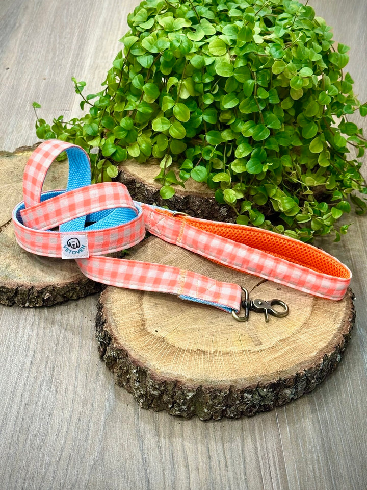 Correa Vichy Neón Coral Pop – Hecha a Mano con Interior Azul y Empuñadura Reforzada
