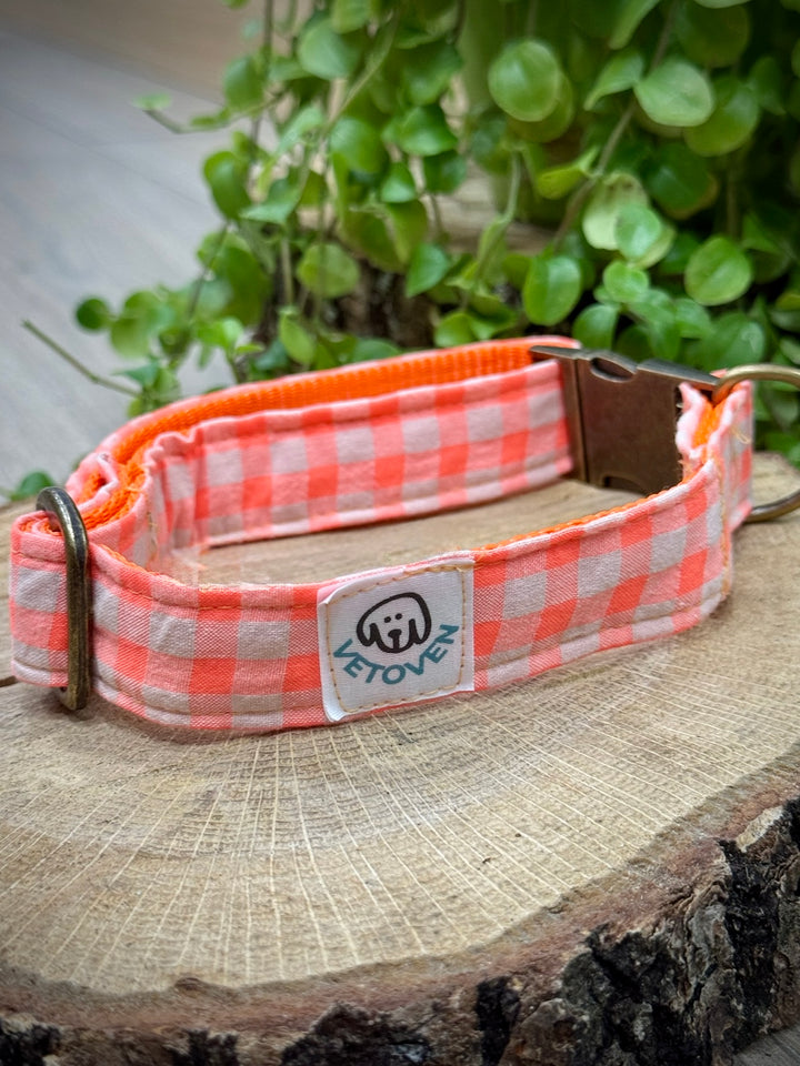 Collar para Perros Vichy Neón Coral – Hecho a Mano, Seguro y con Estilo Vibrante