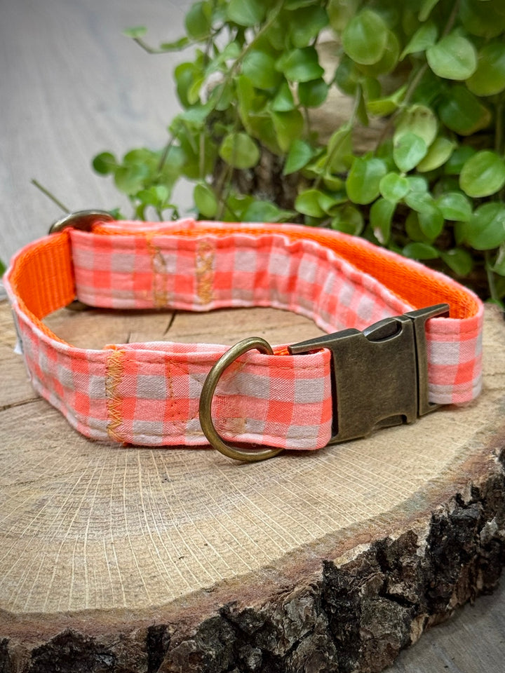 Collar para Perros Vichy Neón Coral – Hecho a Mano, Seguro y con Estilo Vibrante