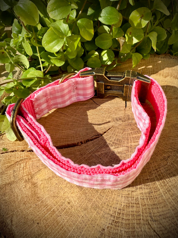 Collar para Perro “Vichy Rose” – Estilo Romántico y Atemporal