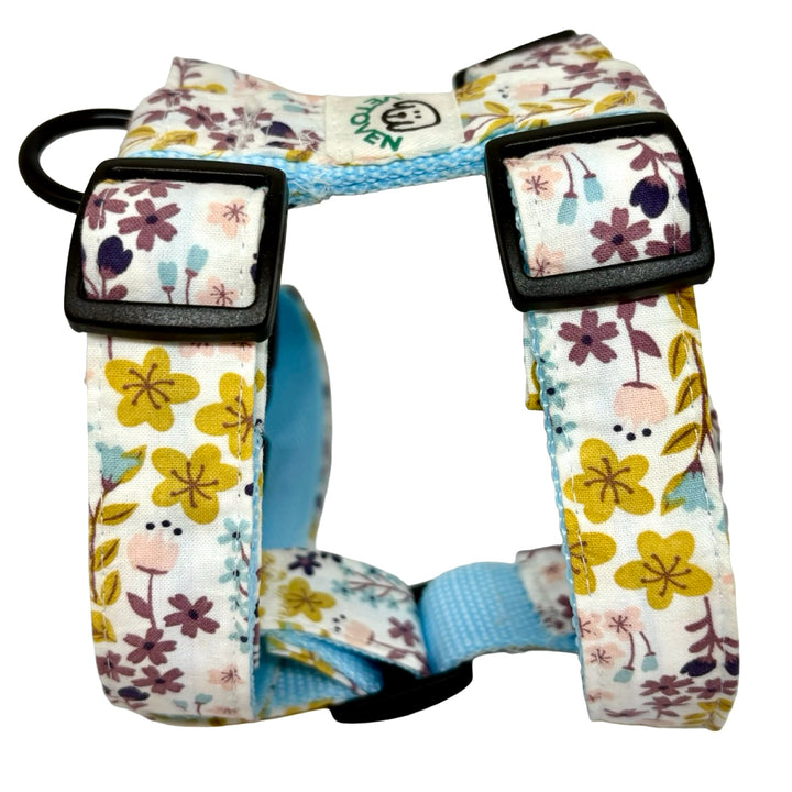 Arnés ergonómico en H para perro Flor de Tomillo con forro acolchado azul celeste.