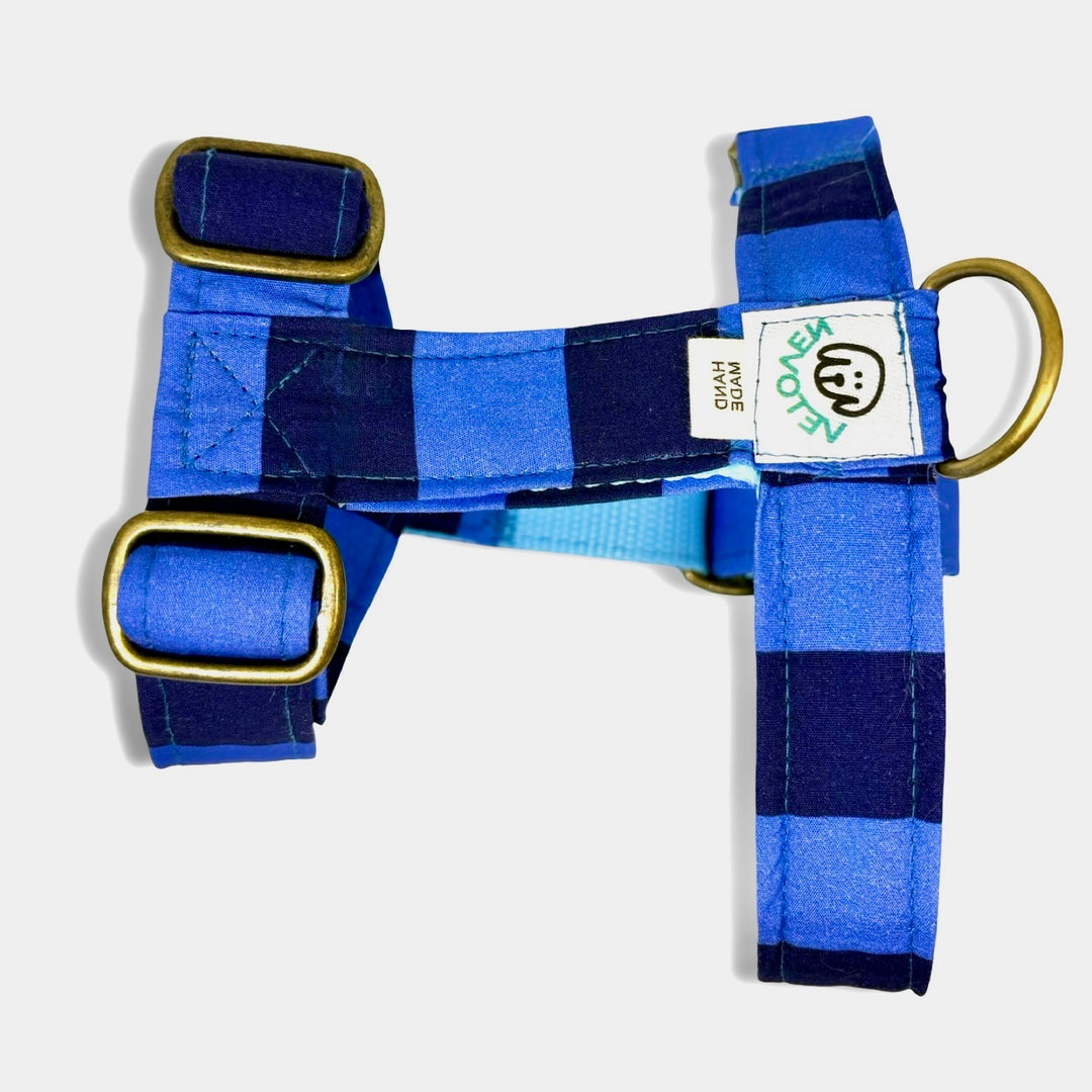 Arnés ajustable para perro con estampado botánico de flores azules de la colección Flores Silvestres.