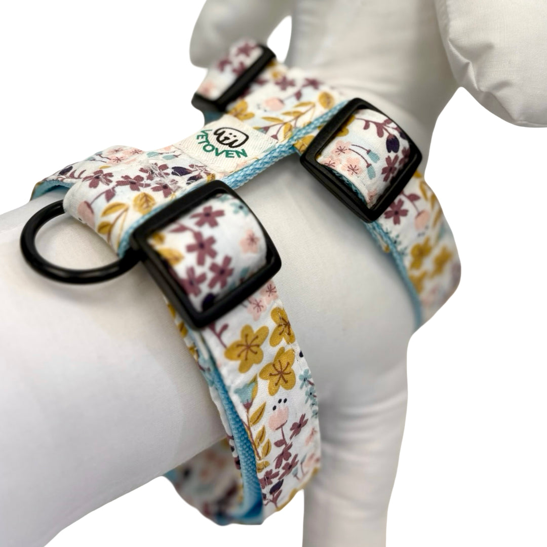 Arnés regulable para perro con estampado de flores moradas y mostaza de la colección Flores Silvestres.