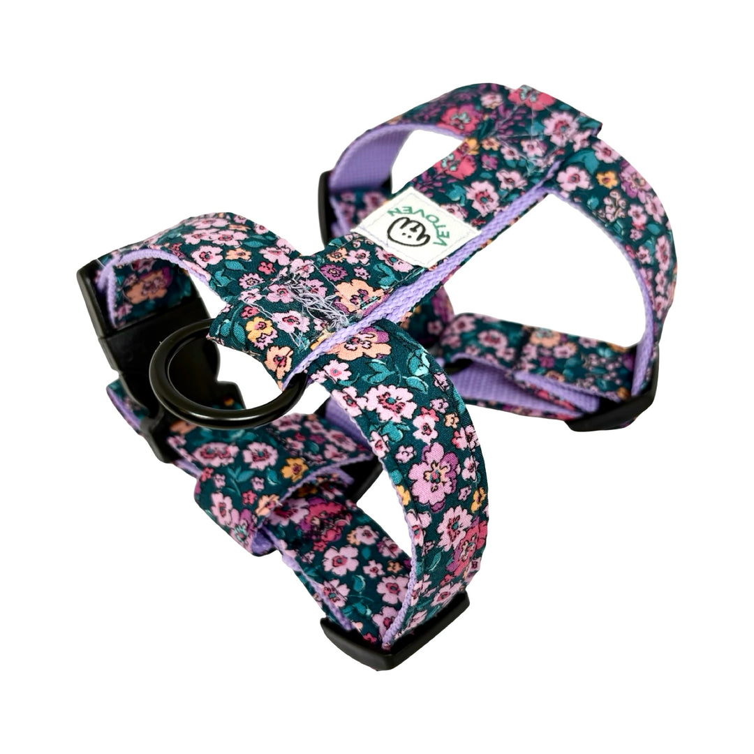 Arnés regulable para perro con estampado de flores rosas y fondo verde de la colección Flores Silvestres.