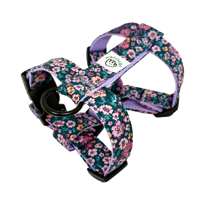 Arnés regulable para perro con estampado de flores rosas y fondo verde de la colección Flores Silvestres.
