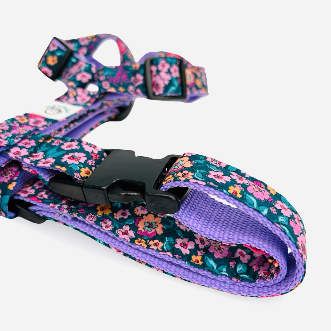 Arnés regulable para perro con estampado de flores rosas y fondo verde de la colección Flores Silvestres.