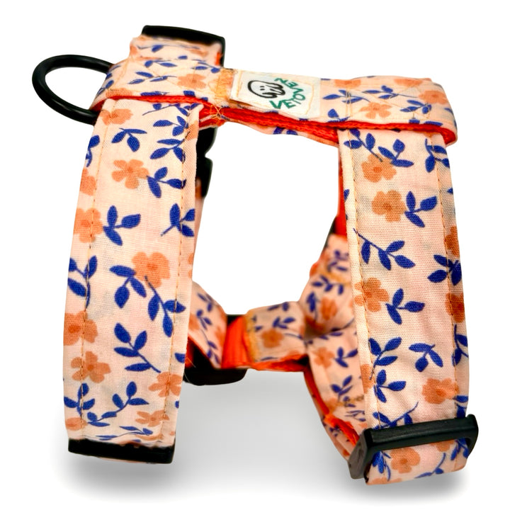 Arnés ergonómico para perro Flor de Albaricoque visto de perfil con forro acolchado coral.