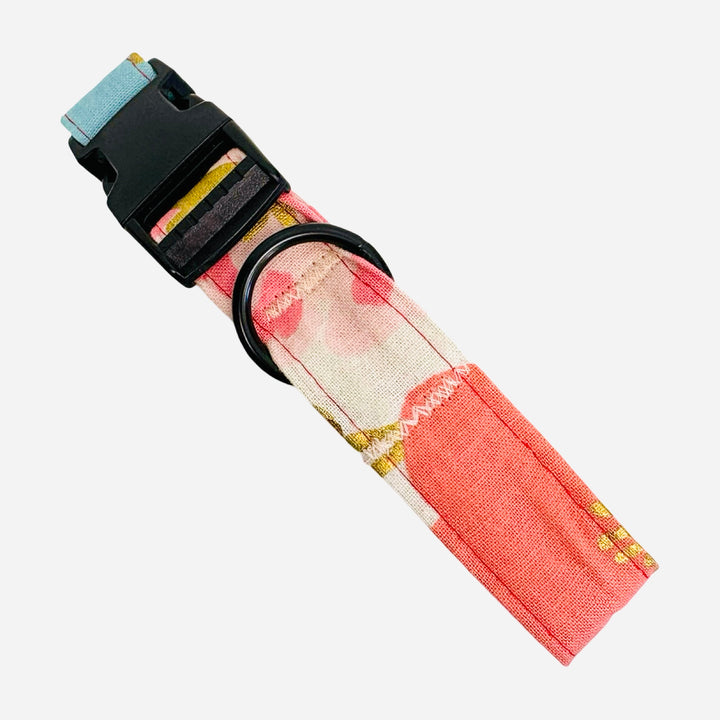 Detalle de la hebilla de seguridad de alta resistencia del collar regulable Flor de Grosella