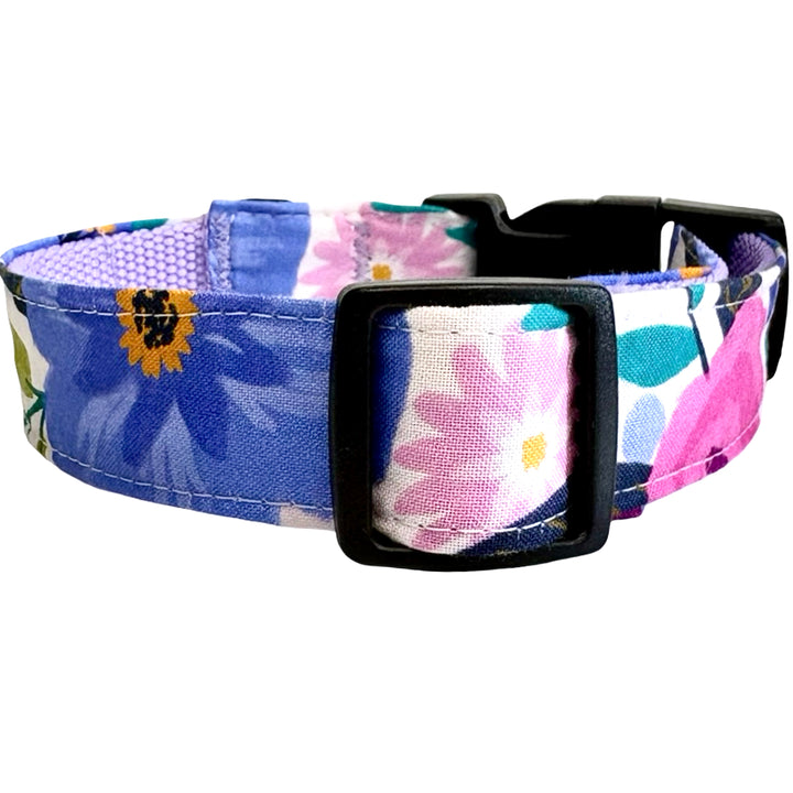 Collar regulable Amapola Pop de la colección Flores Silvestres en un maniquí