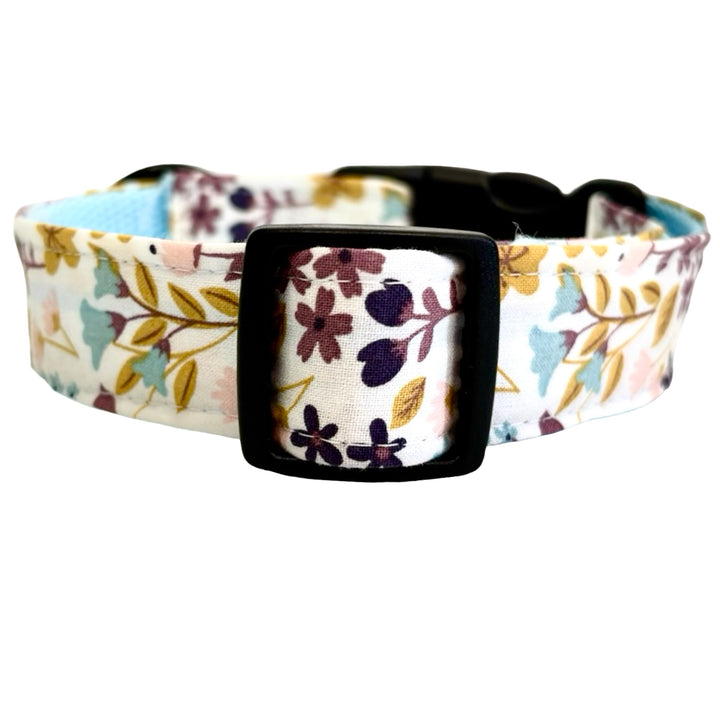 etalle del pasador regulable del collar para perro de la colección Flores Silvestres.