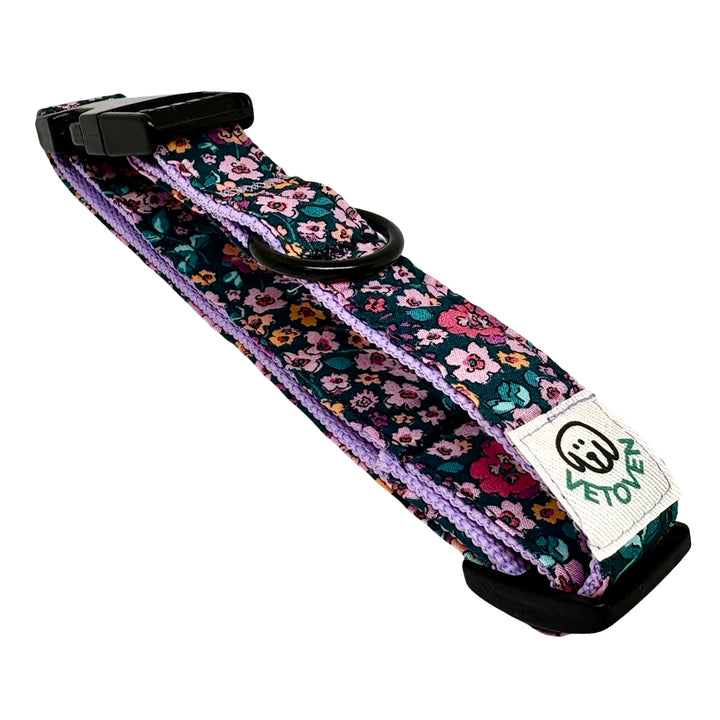 Detalle del pasador regulable del collar para perro de la colección Flores Silvestres.