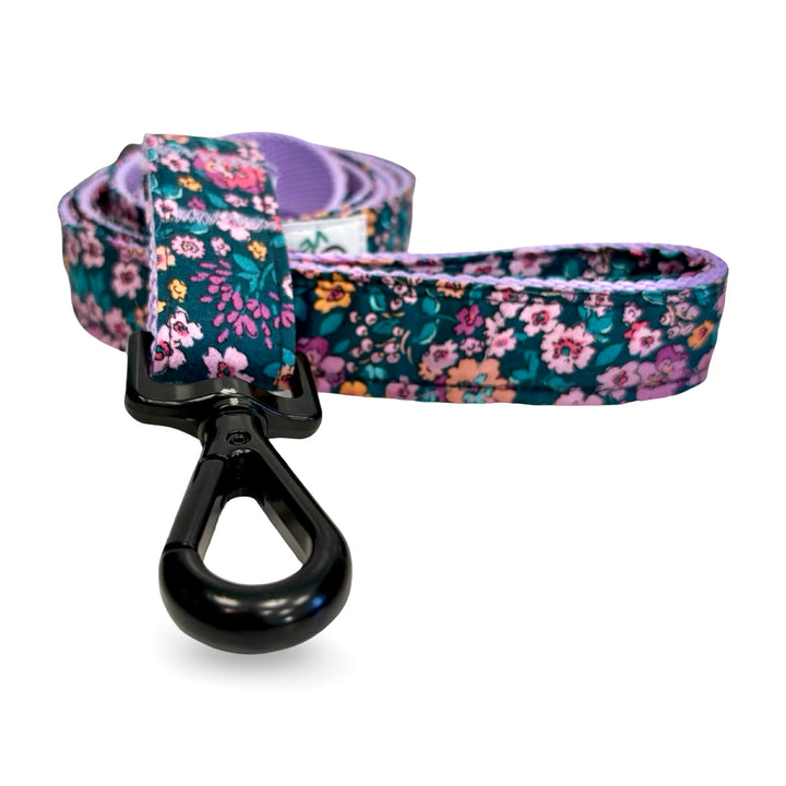 Correa de paseo para perro con estampado de flores rosas y fondo verde de la colección Flores Silvestres.