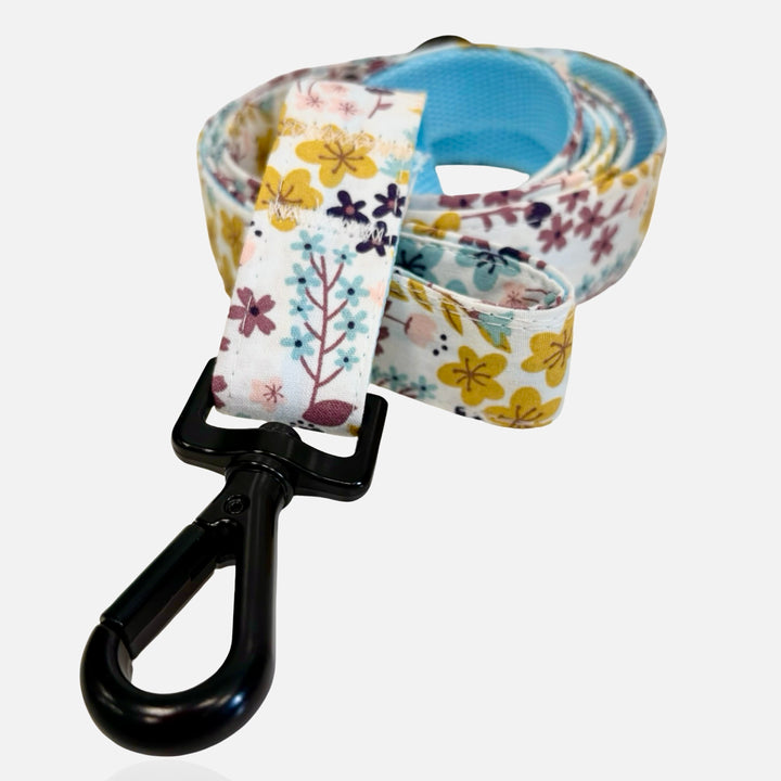 Correa de paseo para perro con estampado de flores moradas de la colección Flores Silvestres.