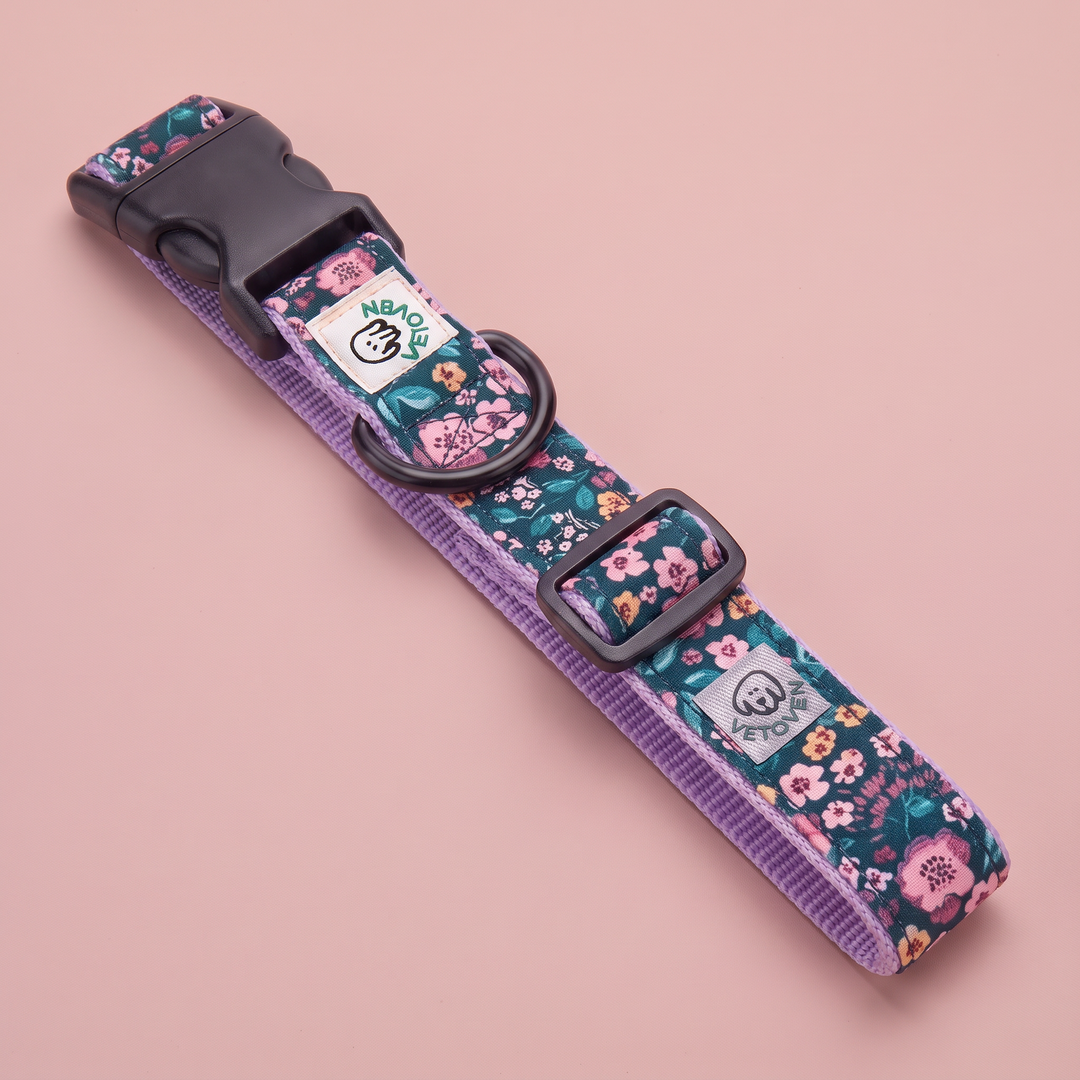 Collar regulable artesanal para perro Flor de Jacinto – vista plana