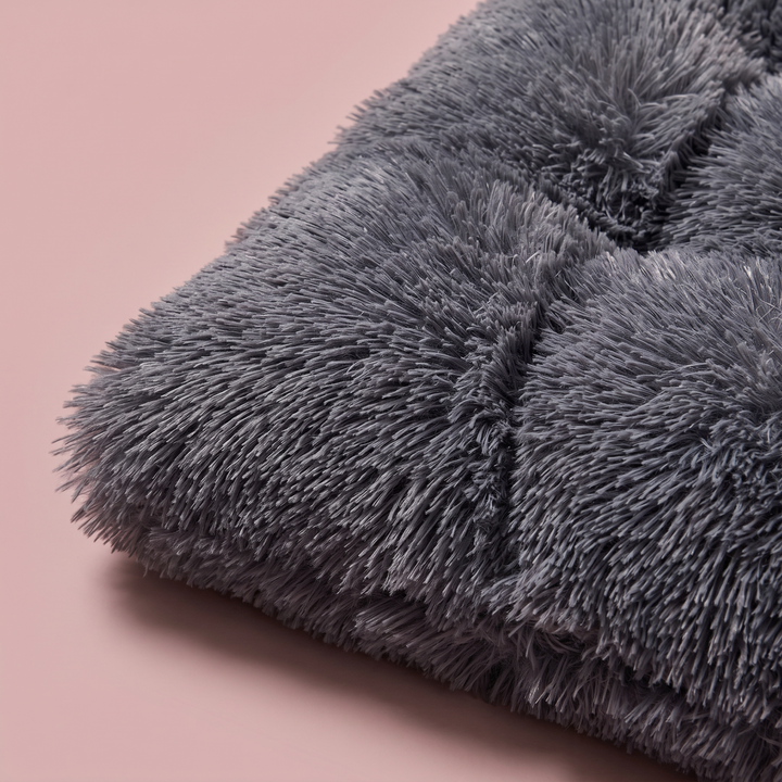 Cama Calming Vetoven gris oscuro – detalle del pelo largo