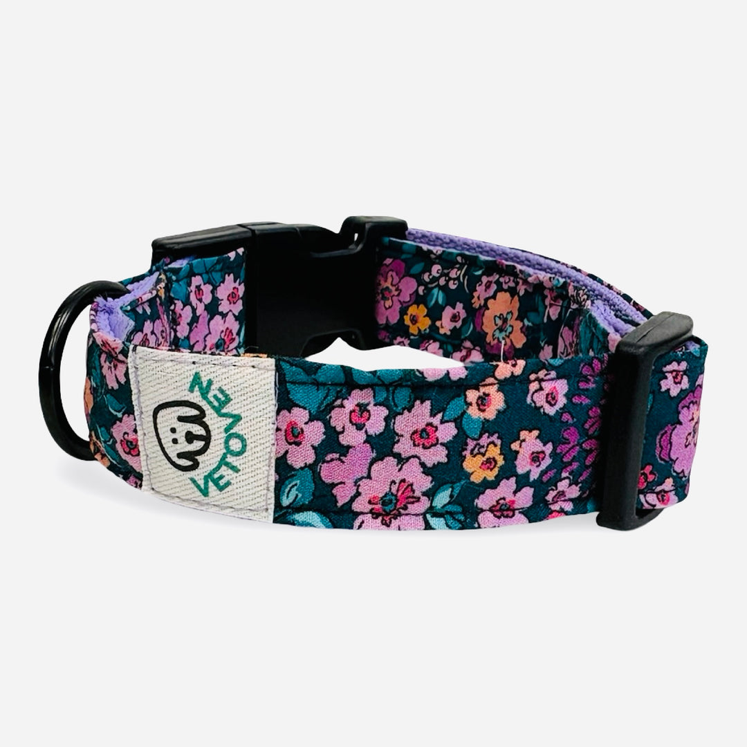 Collar artesanal para perro con estampado de flores rosas y fondo verde Flor de Jacinto de Vetoven.