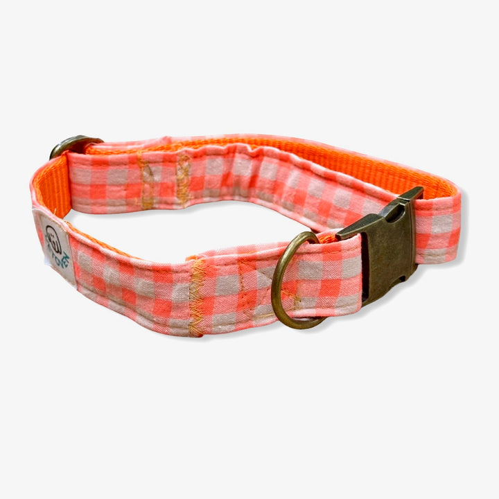Collar para Perros Vichy Neón Coral Pop 🌺 – Hecho a Mano y Diseñado por Veterinarios